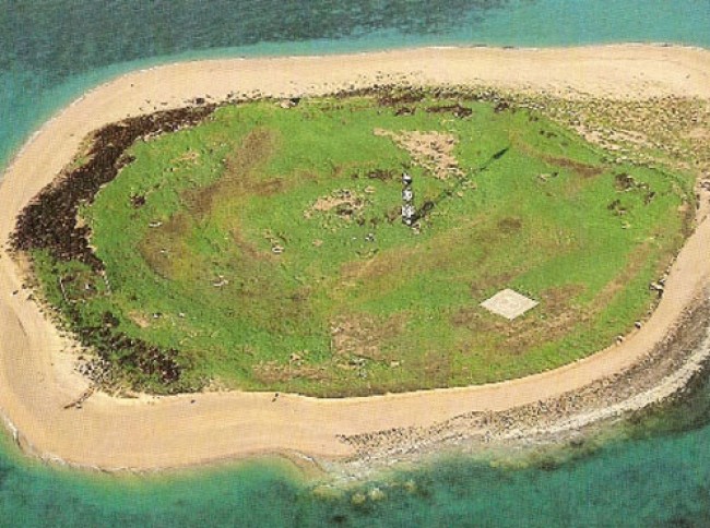 عاشقان بوضع حميمي يمنحان جزيرة كويتية مجهولة شهرة واسعة