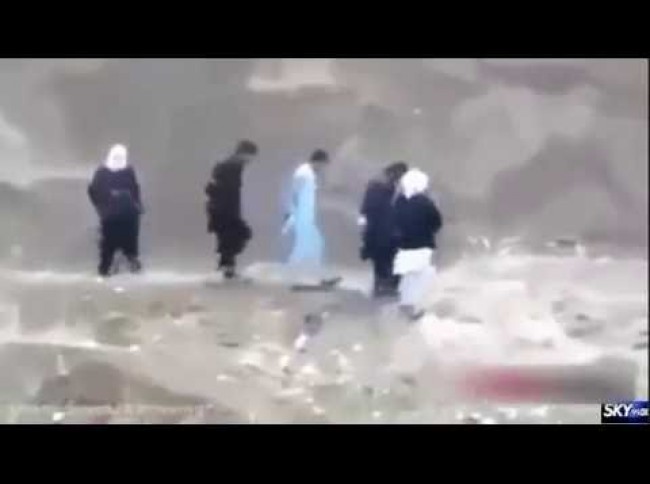 قبل إعدامه بثوان رجل يخطف السلاح من "الدواعش" ويطلق عليهم النار