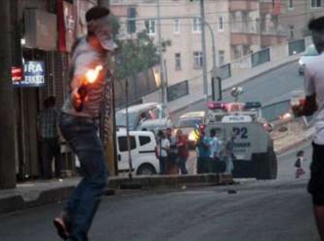  عاااااجل : لاجئون يضرمون النار في مركز ترحيل وسط إسطنبول احتجاجًا على سوء أوضاعهم... اليكم التفاصيل 