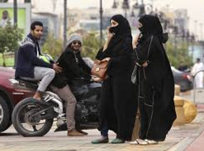 تحرش فاضح فى السعودية وفى عز الضهر و من اجنبى لفتاة سعودية