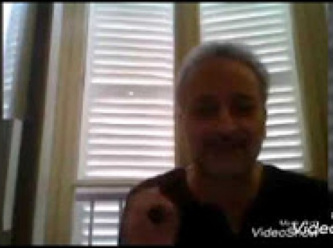 بالفيديو رجل يشتم النبى و بنات سوريا وشباب سورى يمسحه به الارض للكبار فقط