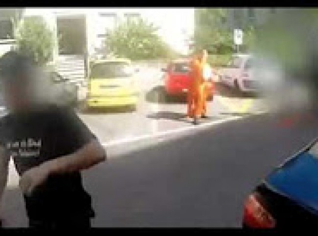 بالفيديو فى المانيا هجوم على منقبة من المان والمسلمين يضربوهم بشجاغة